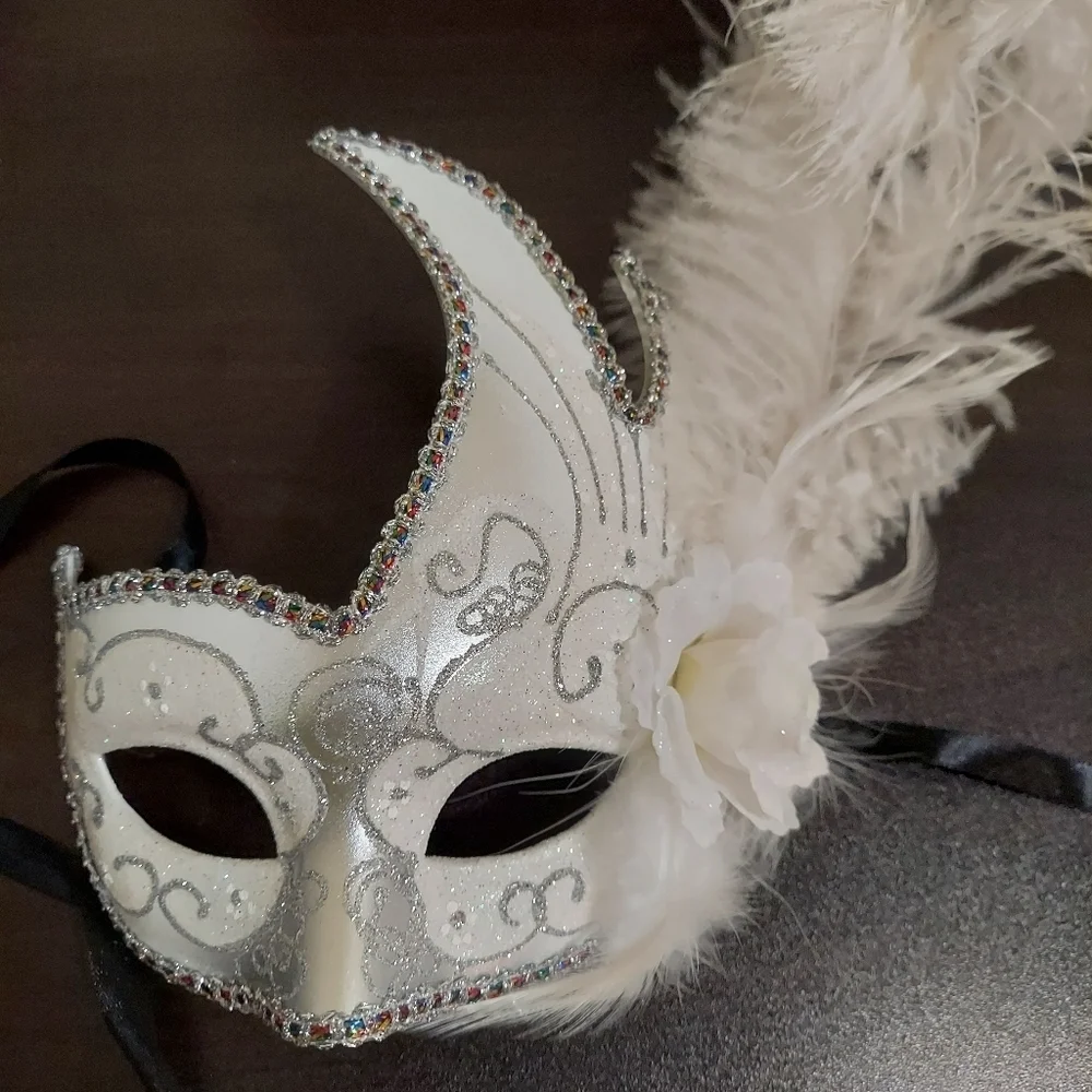 Women's ostrich feather venetian masquerade mask. White/Silver.